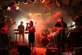 Mit neuem Bassisten